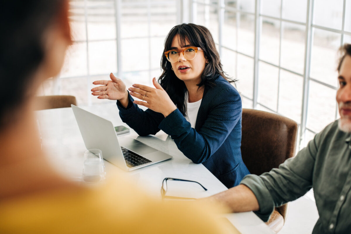 Participants réunis autour d'une table lors d'une formation négociation commerciale intensive