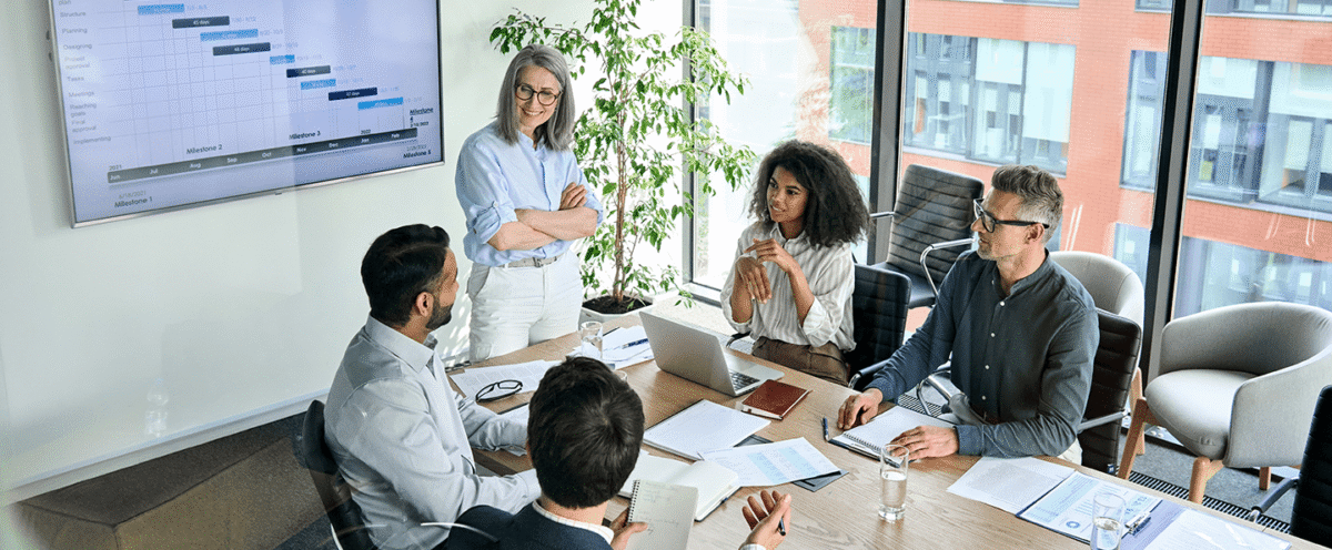 Professionnels en atelier de formation sur le management transversal et la certification des compétences