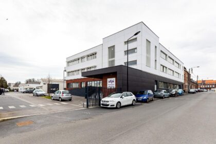 Alternant de l'AFPI en formation sur un plateau technique industriel avec son formateur