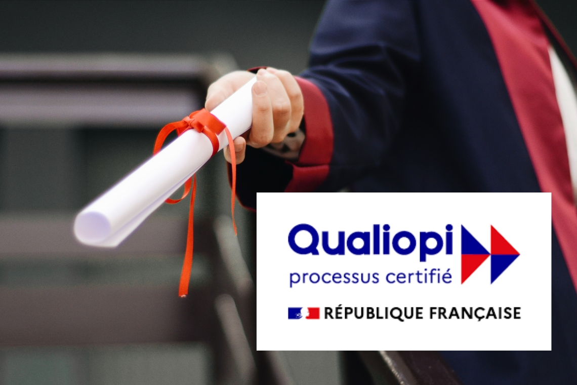 Auditeur vérifiant les documents d'un organisme de formation dans le cadre de la certification Qualiopi