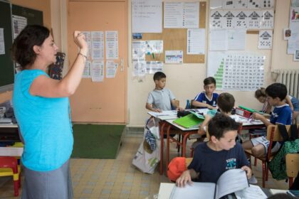 Enseignante préparant un rendez-vous de carrière avec des documents professionnels
