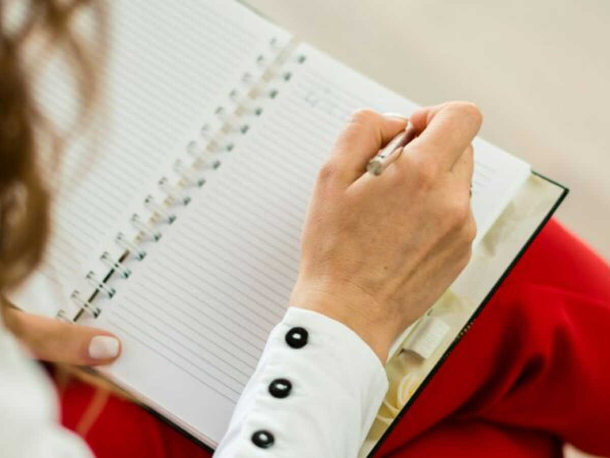 Carnet ouvert avec une phrase française correctement écrite