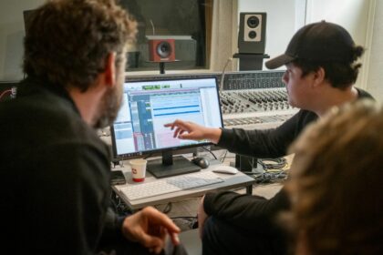 Régisseur contrôlant l'installation technique d'une scène de spectacle