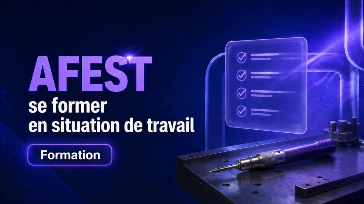 Salariée accompagnée par un tuteur lors d'une formation AFEST en entreprise