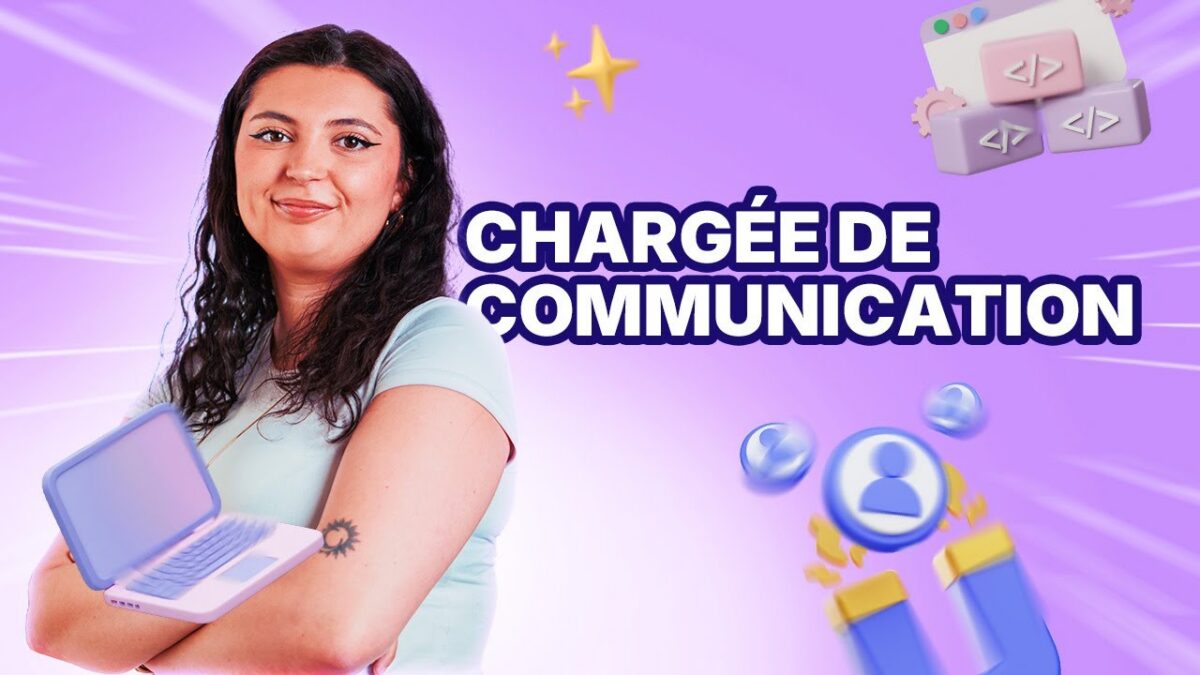 Chargée de communication préparant des contenus sur ordinateur dans un bureau