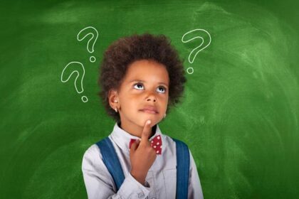 Main d'enfant réalisant un geste praxique de coordination fine