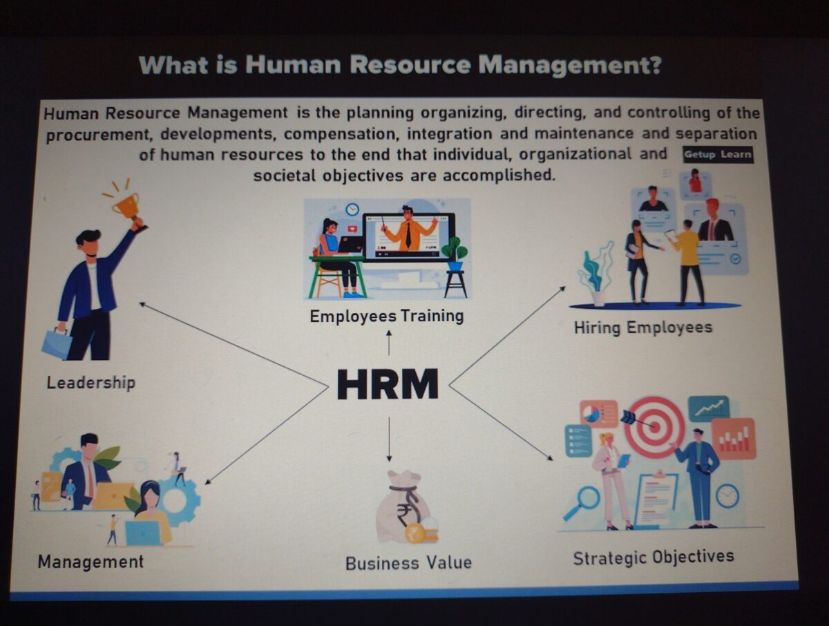 Équipe chargée de la gestion des ressources humaines en réunion autour de dossiers du personnel