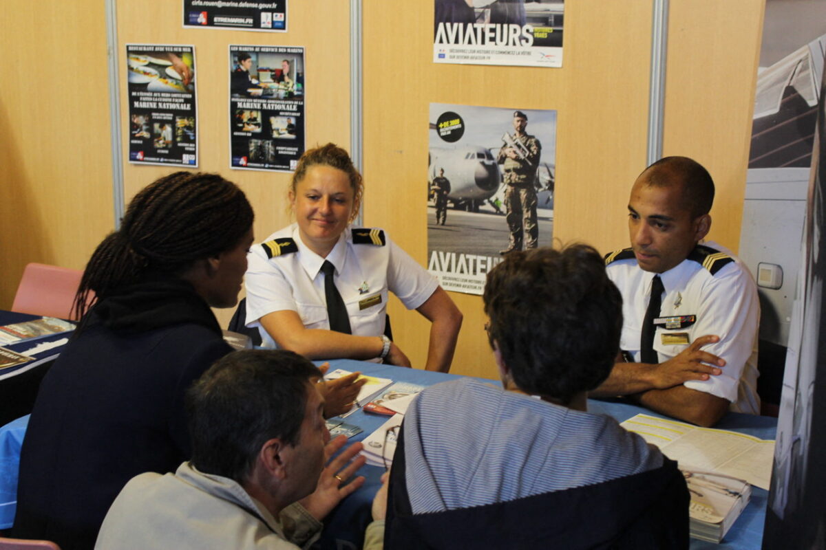 Candidats et recruteurs échangeant lors d'un salon de recrutement L4M dans le Nord