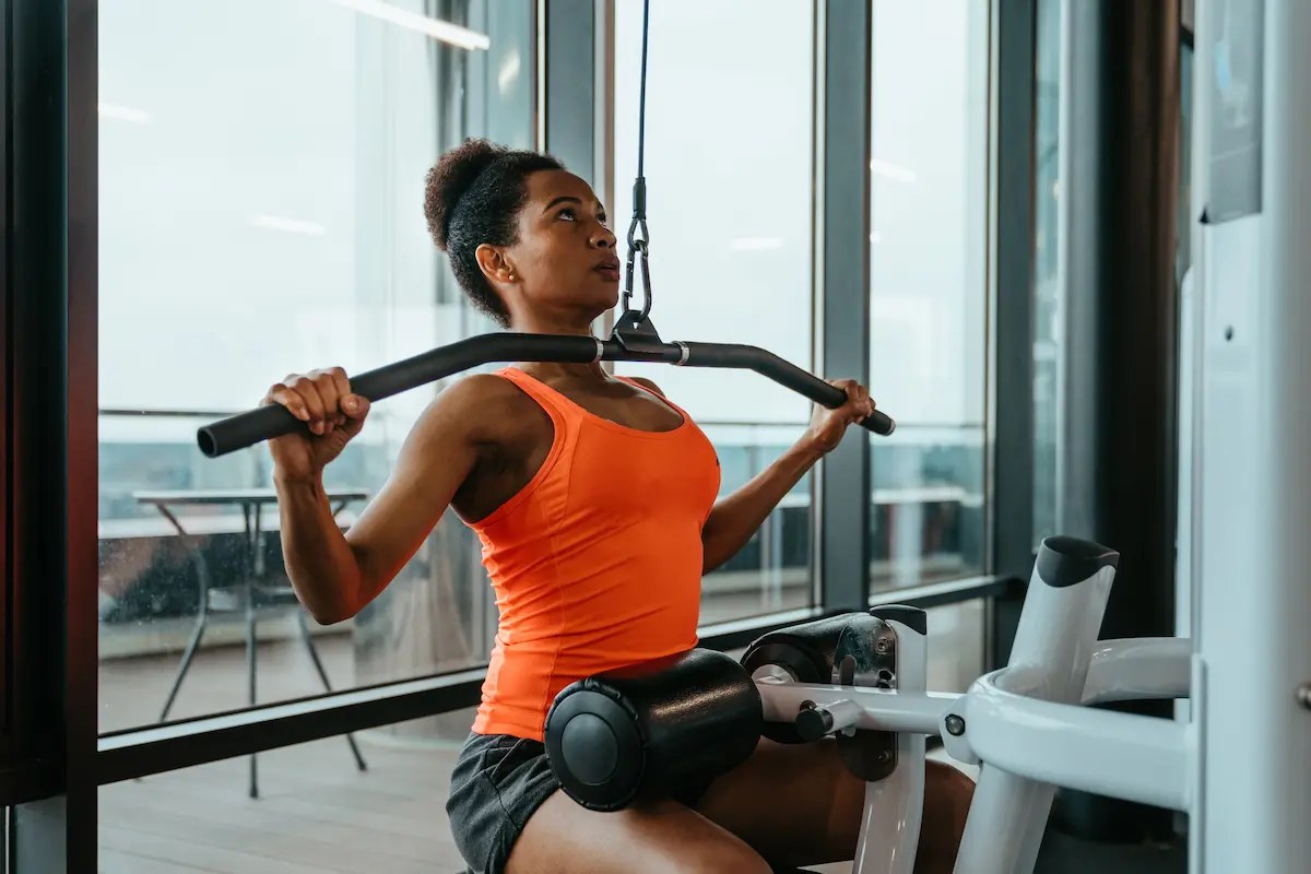 Personne effectuant un exercice de tirage pour le grand dorsal